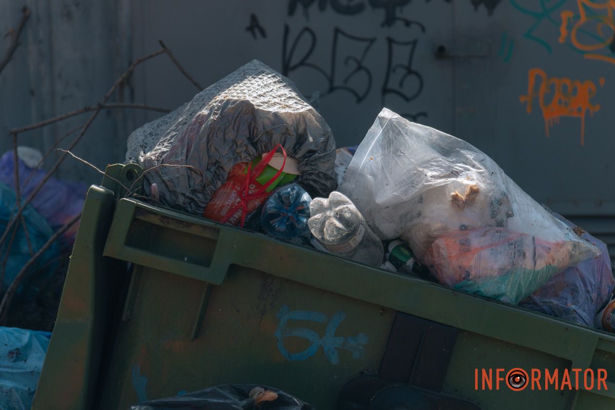 В Днепре на Космической возле остановки появился мусорный артобъект: отходы не могут убрать полгода 1