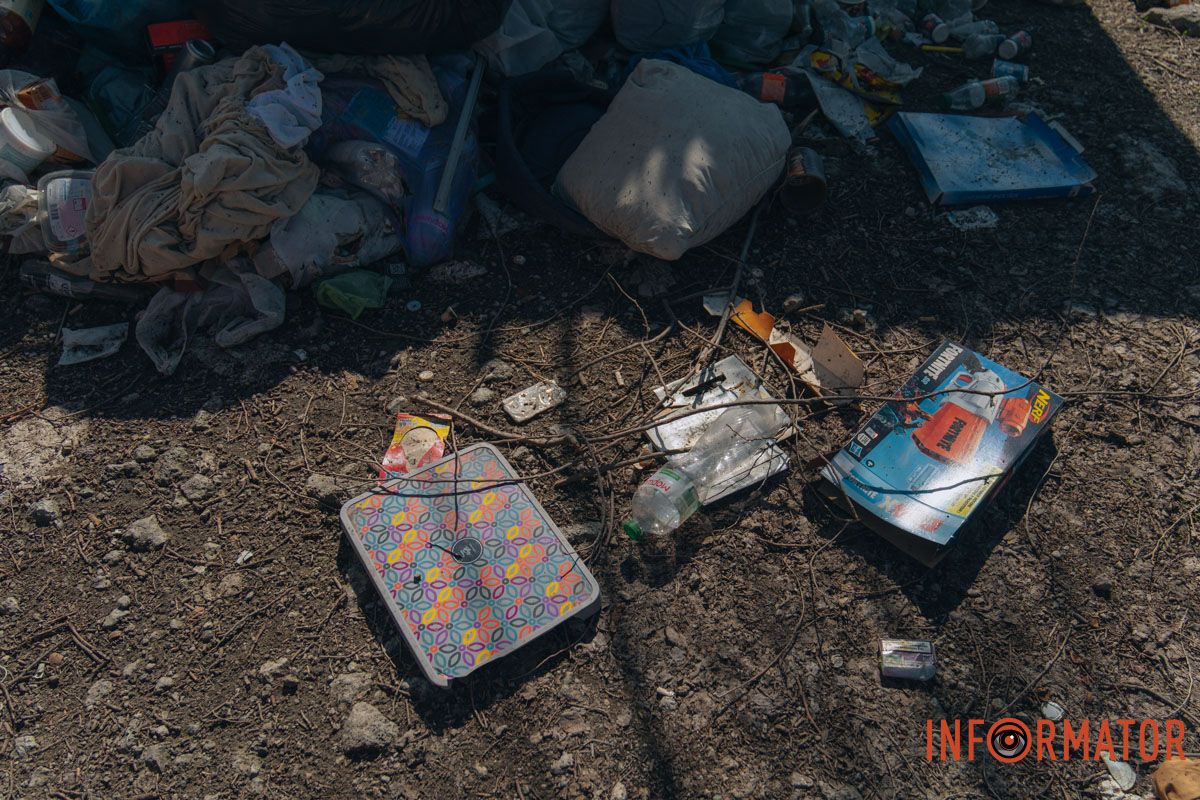 В Днепре на Космической возле остановки появился мусорный артобъект: отходы не могут убрать полгода 9