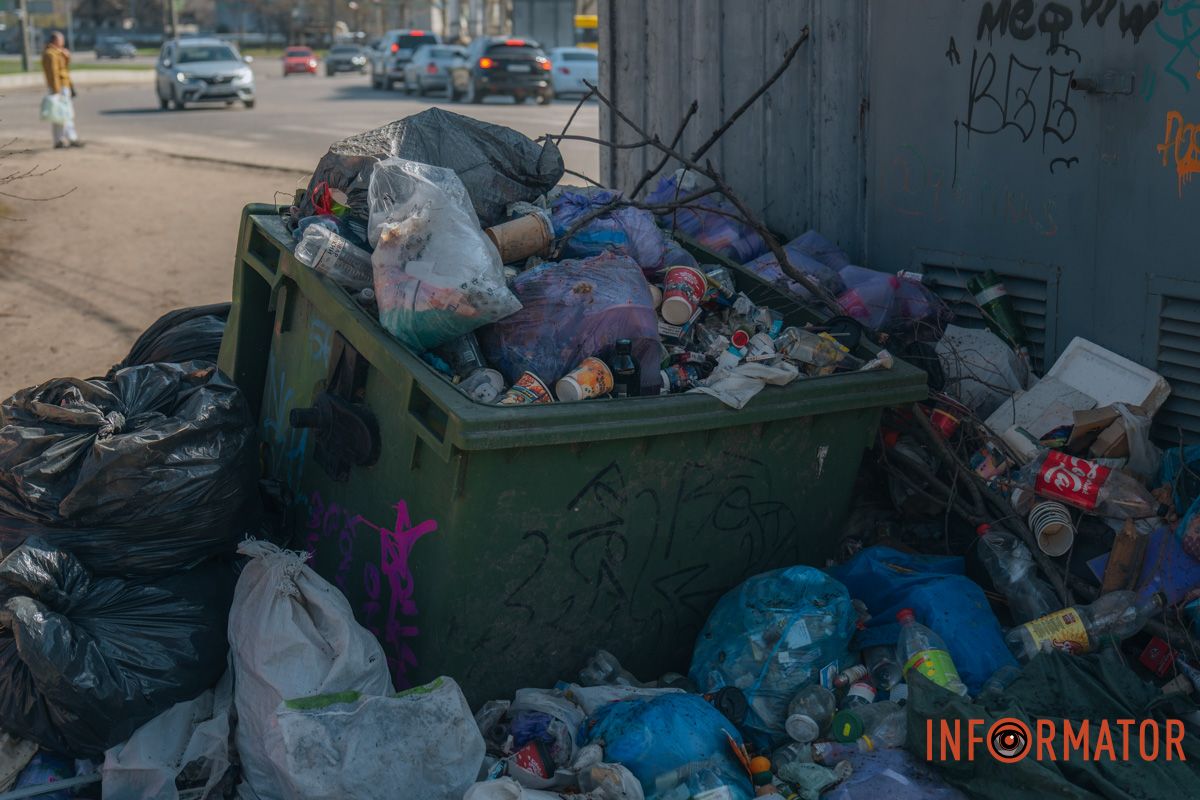 В Днепре на Космической возле остановки появился мусорный артобъект: отходы не могут убрать полгода 12