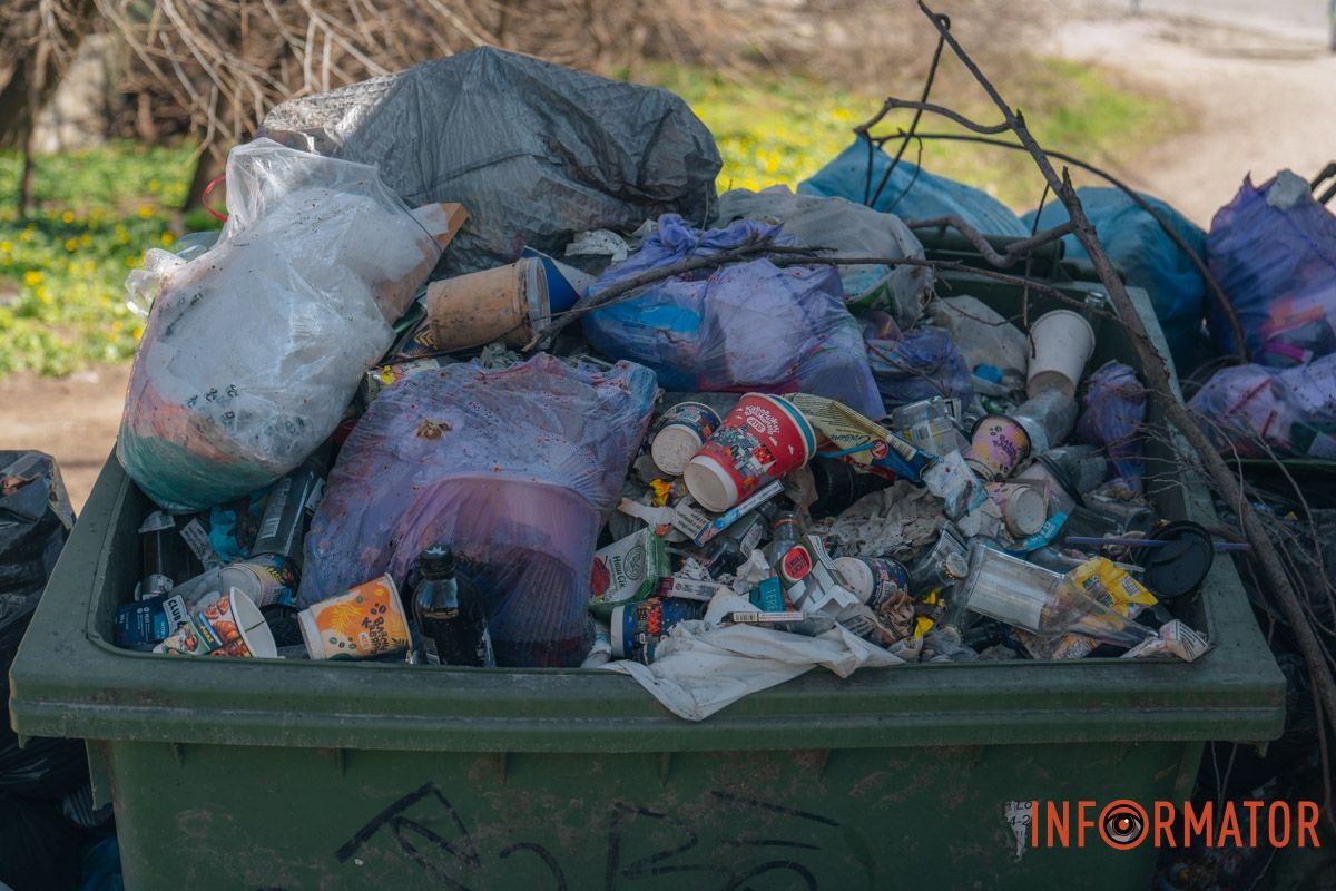 В Днепре на Космической возле остановки появился мусорный артобъект: отходы не могут убрать полгода 2