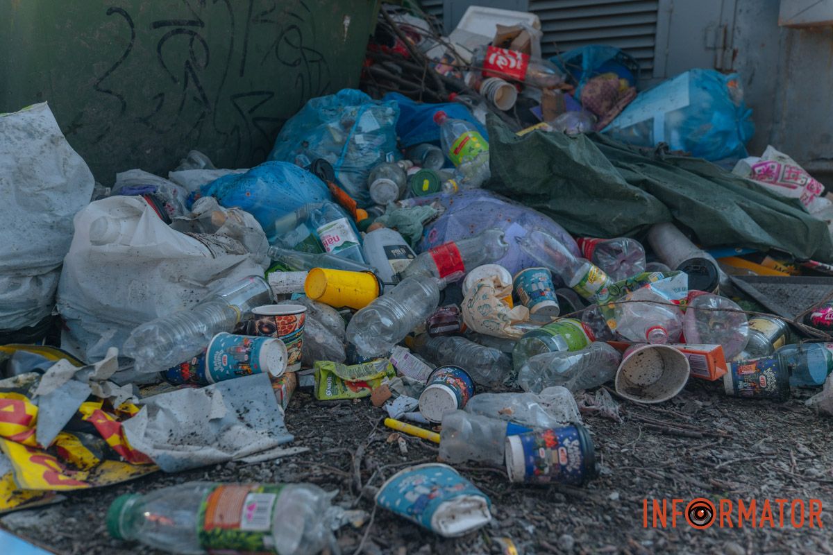 В Днепре на Космической возле остановки появился мусорный артобъект: отходы не могут убрать полгода 7