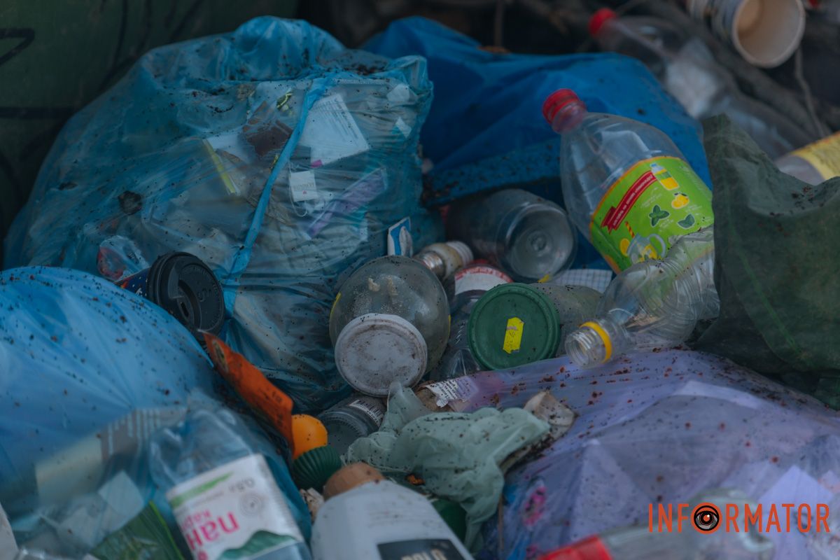 В Днепре на Космической возле остановки появился мусорный артобъект: отходы не могут убрать полгода 6