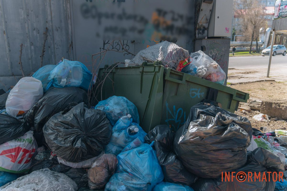В Днепре на Космической возле остановки появился мусорный артобъект: отходы не могут убрать полгода 4