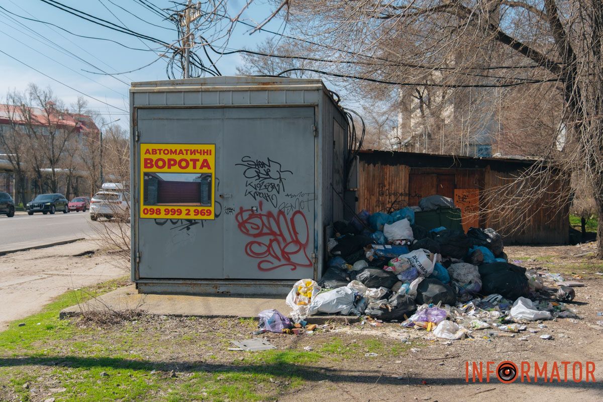В Днепре на Космической возле остановки появился мусорный артобъект: отходы не могут убрать полгода 14