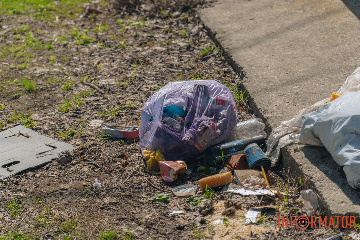 В Днепре на Космической возле остановки появился мусорный артобъект: отходы не могут убрать полгода 11