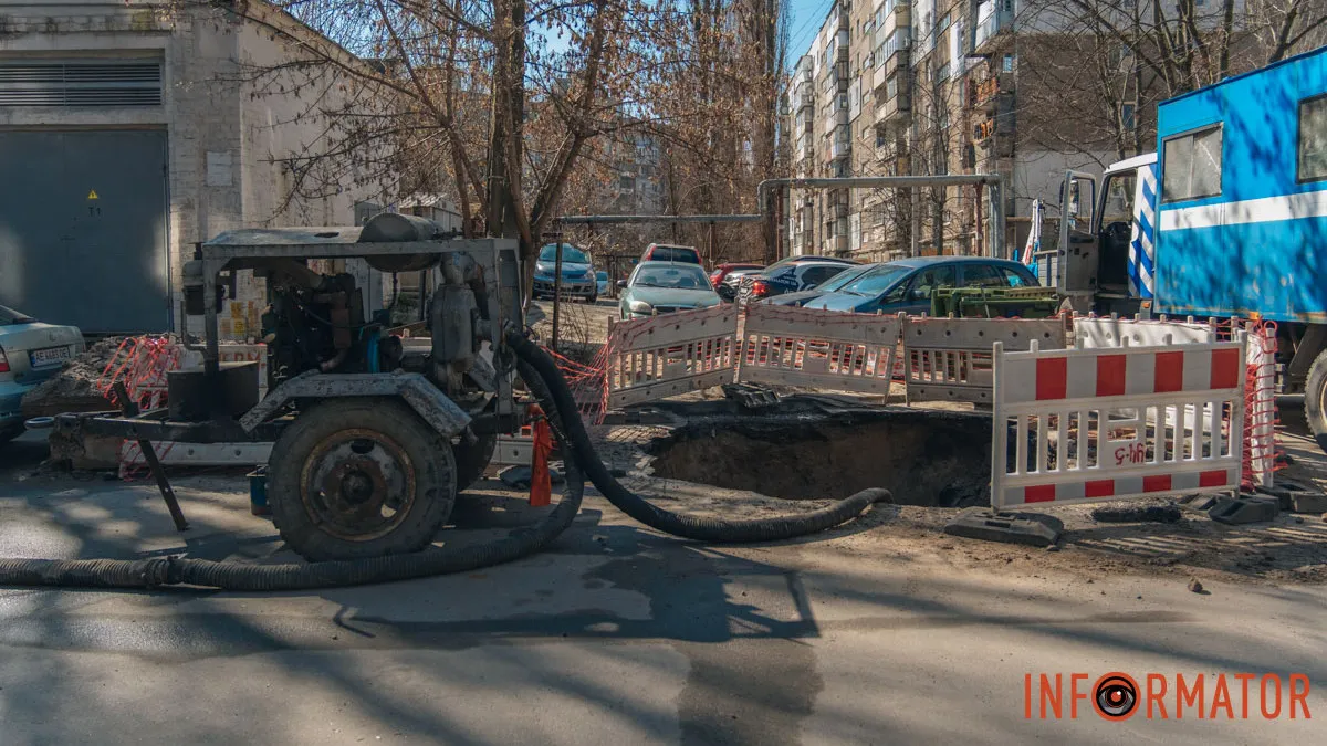Як у Дніпрі просувається ремонт дороги на Перемозі, де під землю провалився сміттєвоз