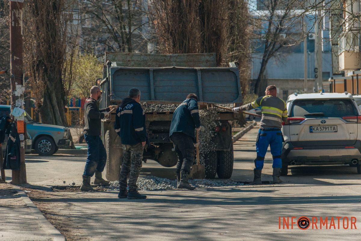 Як у Дніпрі просувається ремонт дороги на Перемозі, де провалився під землю сміттєвоз 16