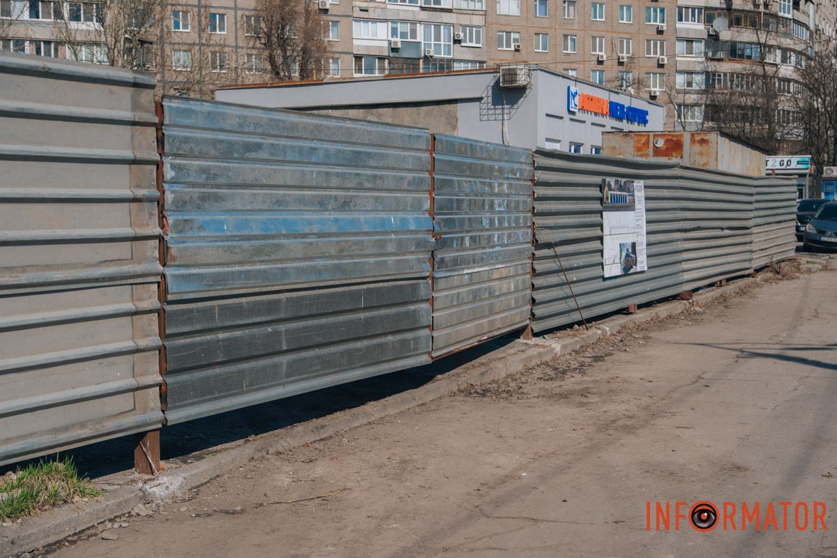 Територія огороджена парканом