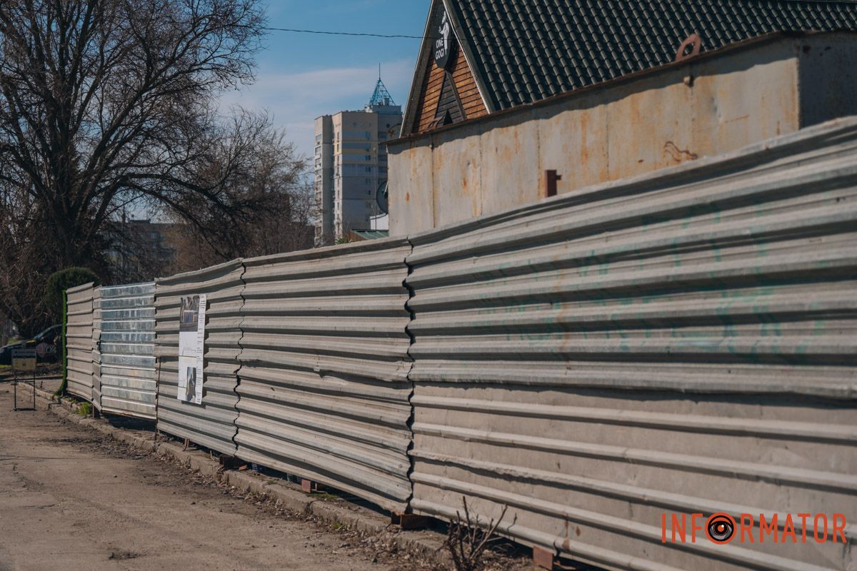 Поряд з рестораном та аптекою