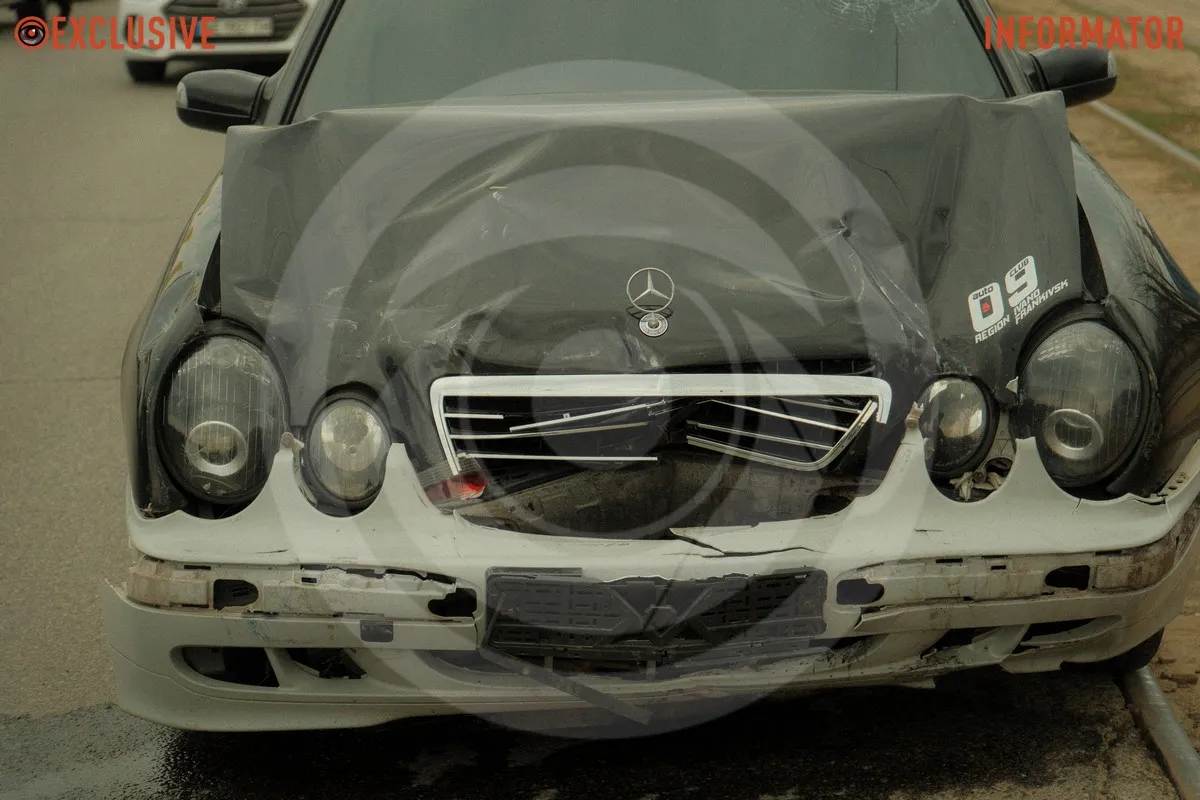 В Днепре на проспекте Богдана Хмельницкого возле авторынка столкнулись Mercedes и Peugeot: есть пострадавшие, трамваи заблокированы 1