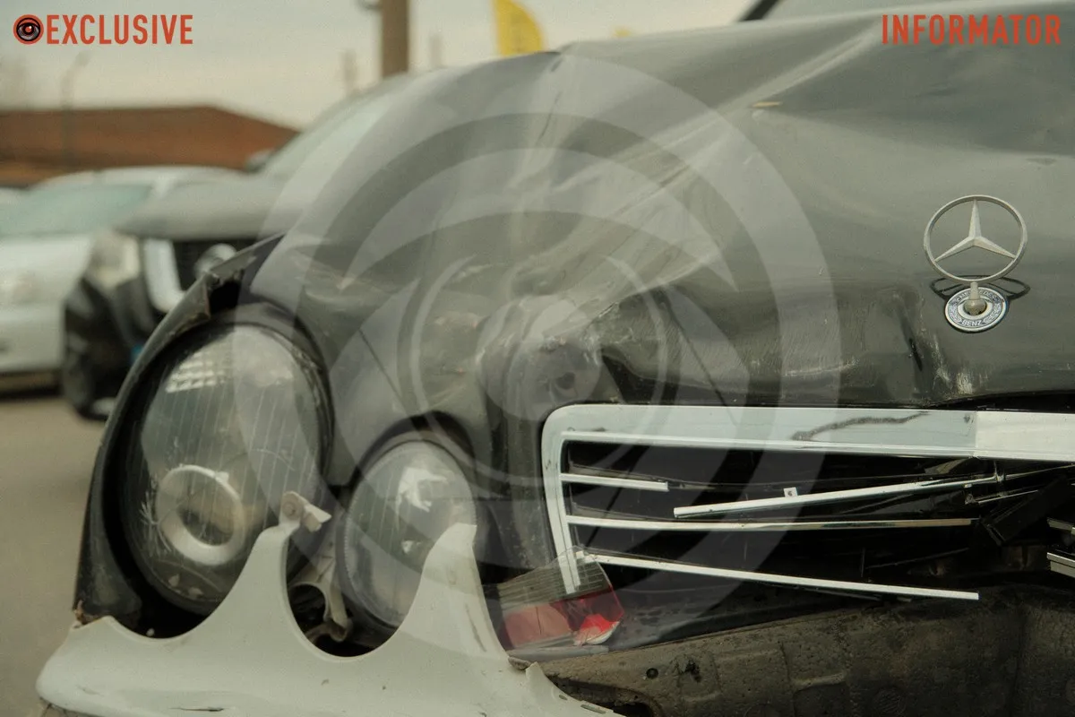 В Днепре на проспекте Богдана Хмельницкого возле авторынка столкнулись Mercedes и Peugeot: есть пострадавшие, трамваи заблокированы 3