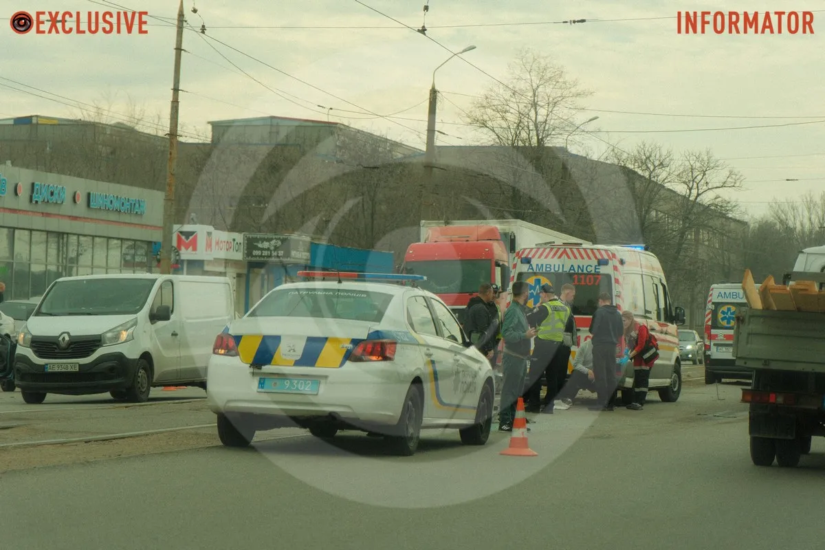 В Днепре на проспекте Богдана Хмельницкого возле авторынка столкнулись Mercedes и Peugeot: есть пострадавшие, трамваи заблокированы 4