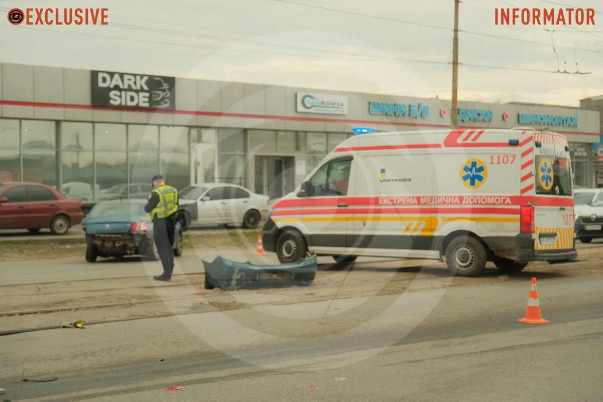 В Днепре на проспекте Богдана Хмельницкого возле авторынка столкнулись Mercedes и Peugeot: есть пострадавшие, трамваи заблокированы 5