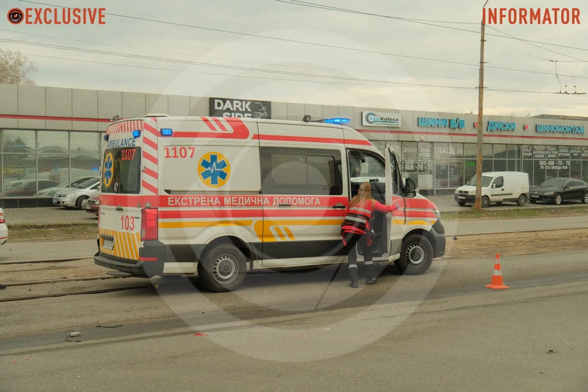 В Днепре на проспекте Богдана Хмельницкого возле авторынка столкнулись Mercedes и Peugeot: есть пострадавшие, трамваи заблокированы 6