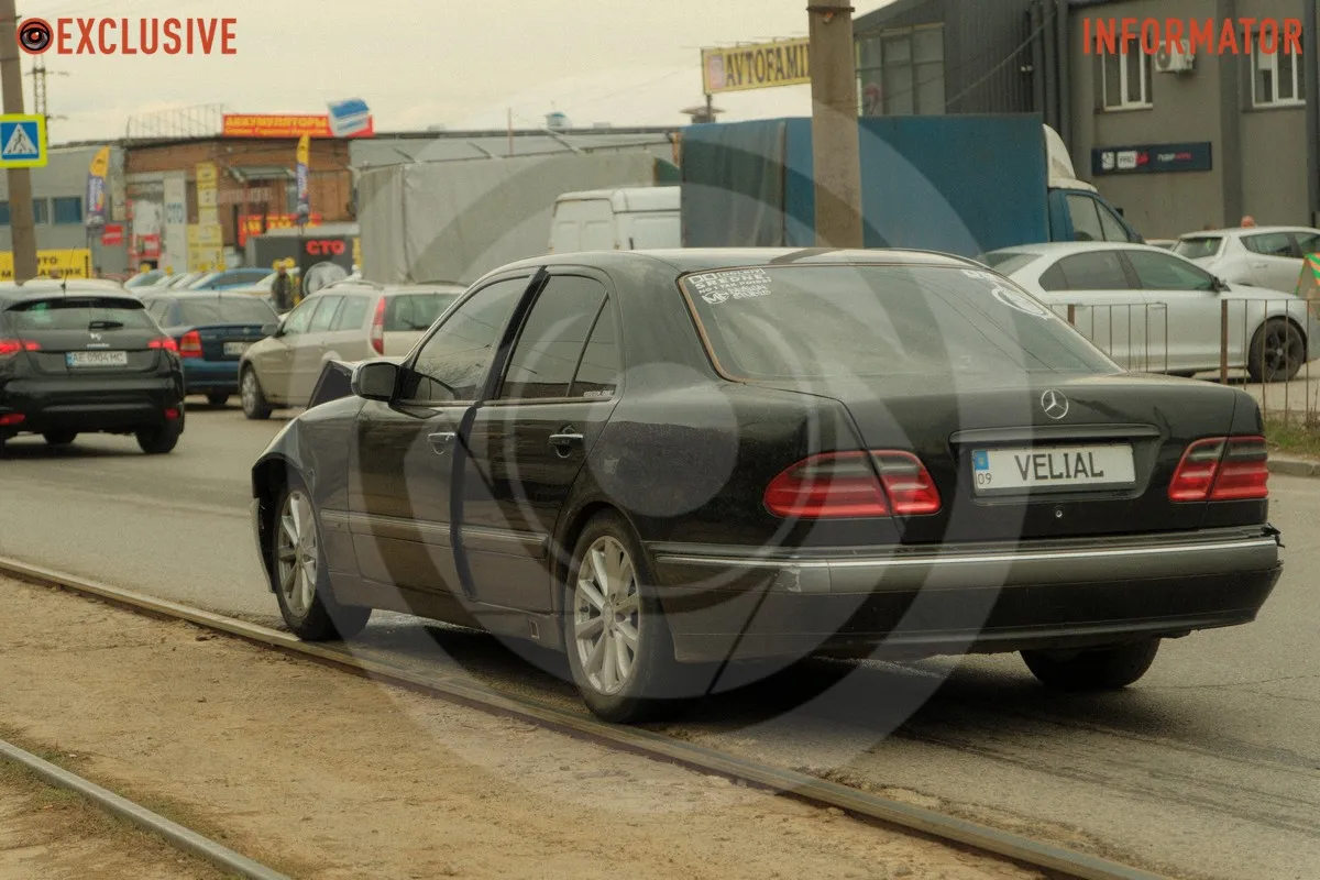 В Днепре на проспекте Богдана Хмельницкого возле авторынка столкнулись Mercedes и Peugeot: есть пострадавшие, трамваи заблокированы 7