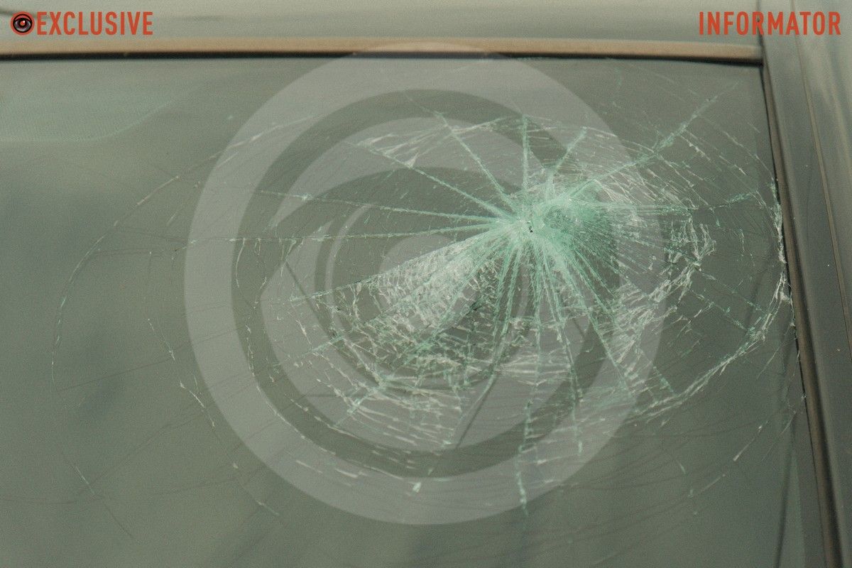 В Днепре на проспекте Богдана Хмельницкого возле авторынка столкнулись Mercedes и Peugeot: есть пострадавшие, трамваи заблокированы 16