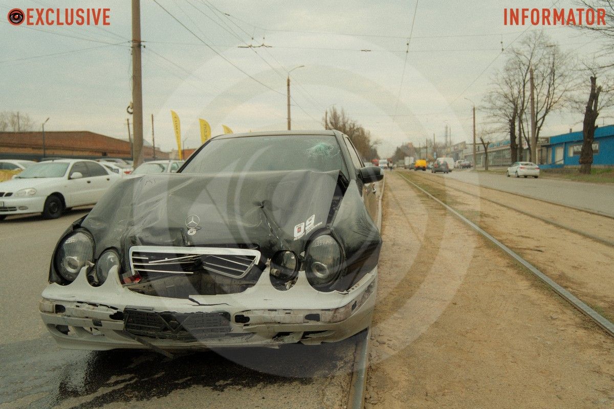 В Днепре на проспекте Богдана Хмельницкого возле авторынка столкнулись Mercedes и Peugeot: есть пострадавшие, трамваи заблокированы 15