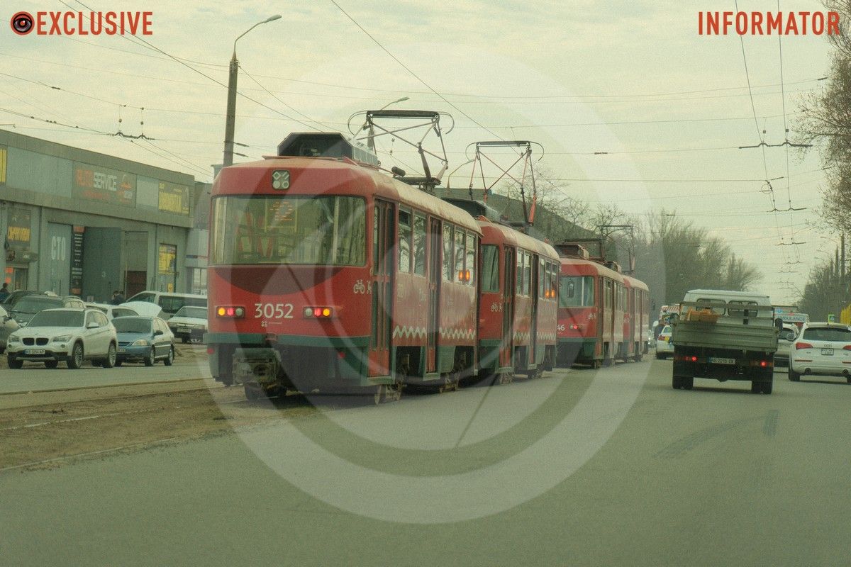 В Днепре на проспекте Богдана Хмельницкого возле авторынка столкнулись Mercedes и Peugeot: есть пострадавшие, трамваи заблокированы 12