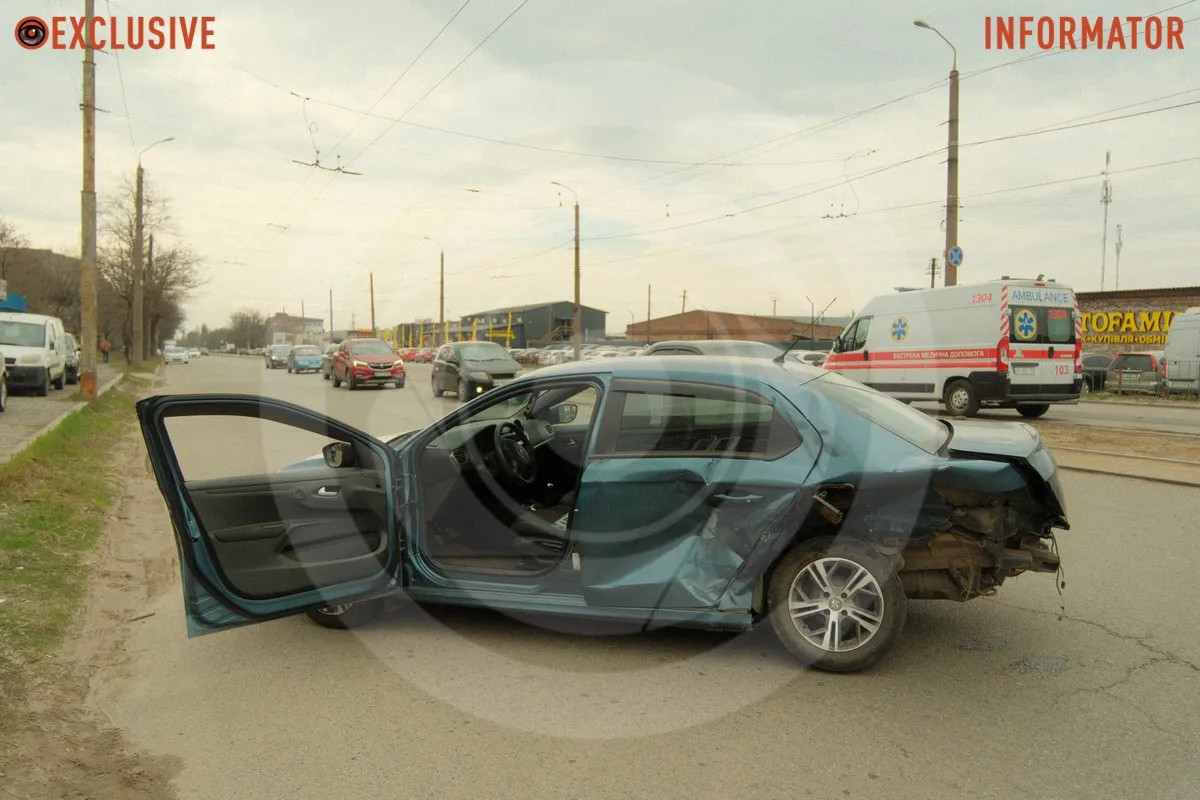 В Днепре на проспекте Богдана Хмельницкого возле авторынка столкнулись Mercedes и Peugeot: есть пострадавшие, трамваи заблокированы 11