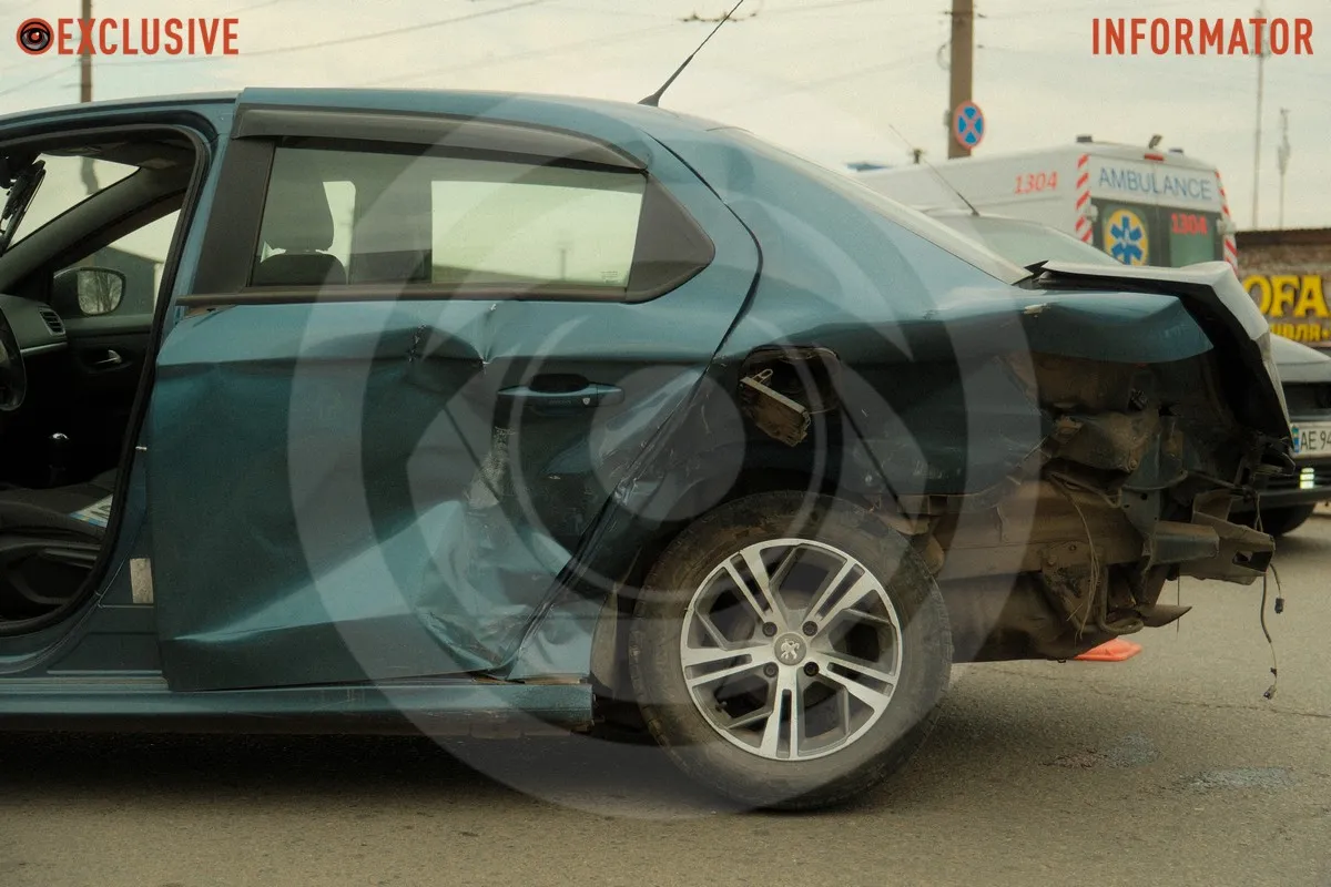 В Днепре на проспекте Богдана Хмельницкого возле авторынка столкнулись Mercedes и Peugeot: есть пострадавшие, трамваи заблокированы 8