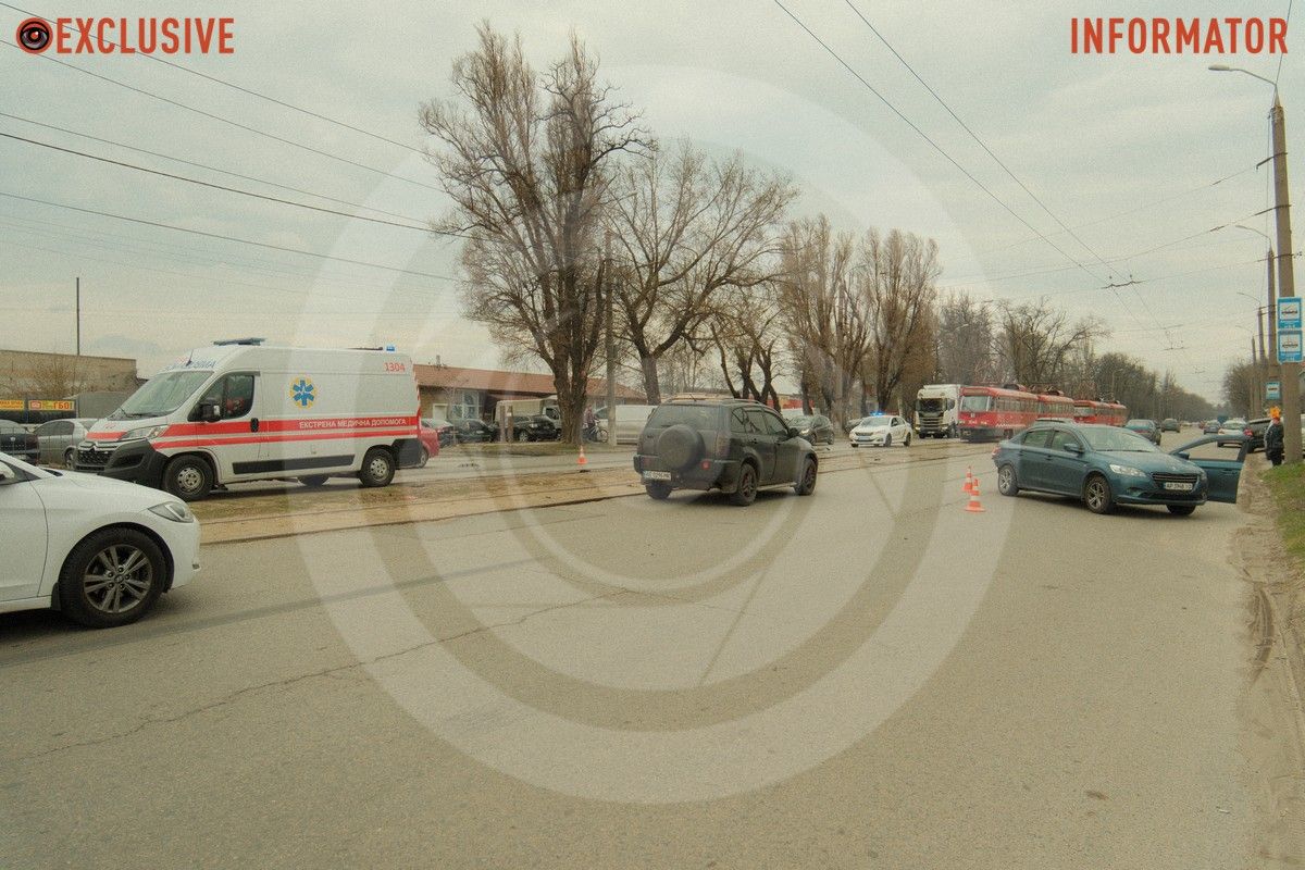 В Днепре на проспекте Богдана Хмельницкого возле авторынка столкнулись Mercedes и Peugeot: есть пострадавшие, трамваи заблокированы 14