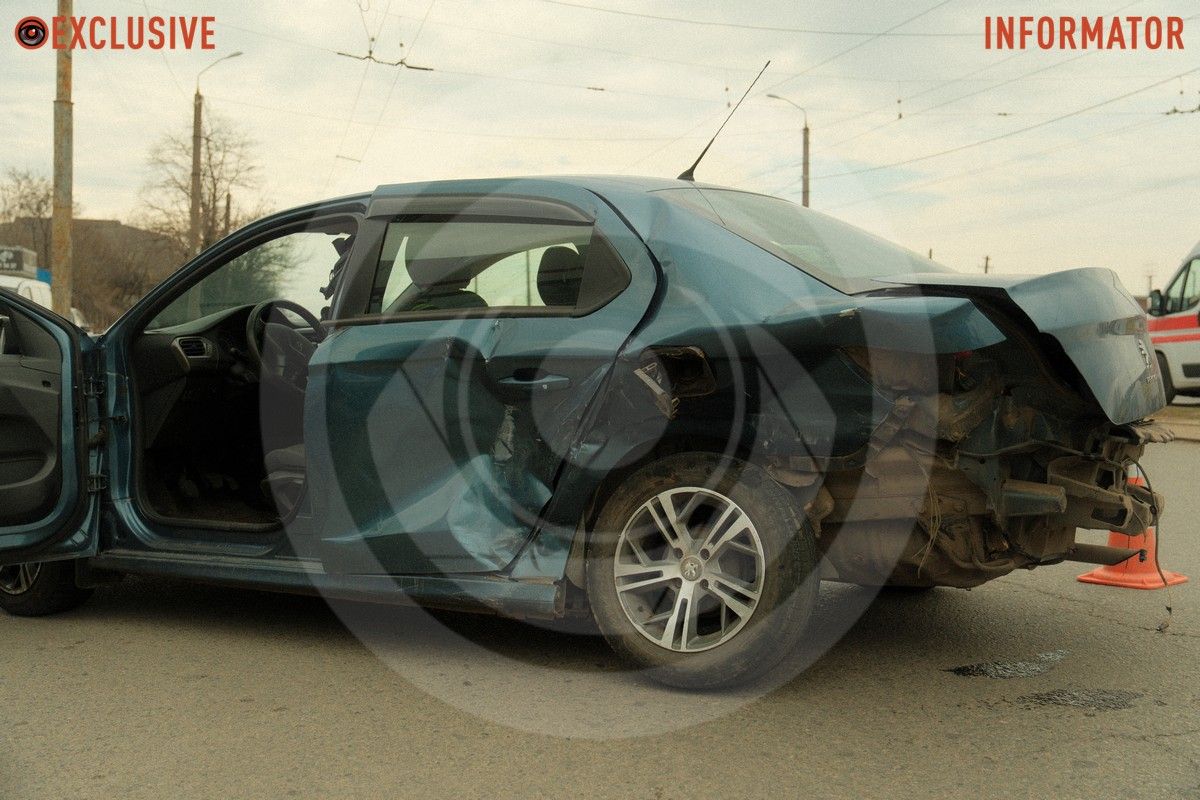 В Днепре на проспекте Богдана Хмельницкого возле авторынка столкнулись Mercedes и Peugeot: есть пострадавшие, трамваи заблокированы 13