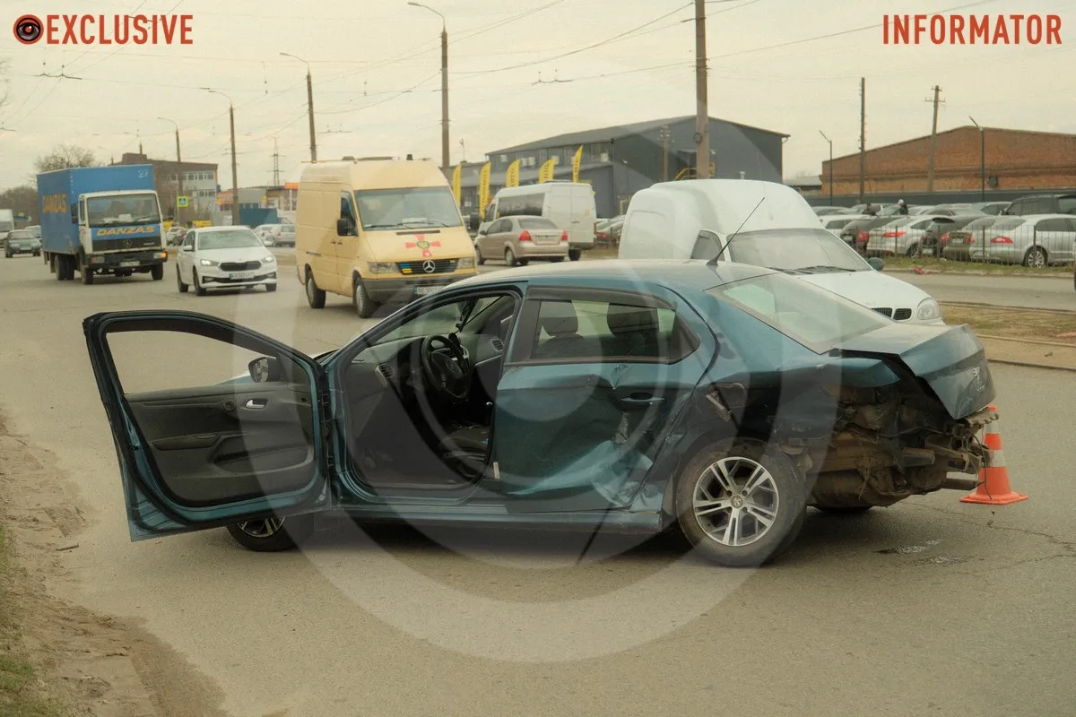 В Днепре на проспекте Богдана Хмельницкого возле авторынка столкнулись Mercedes и Peugeot: есть пострадавшие, трамваи заблокированы 10