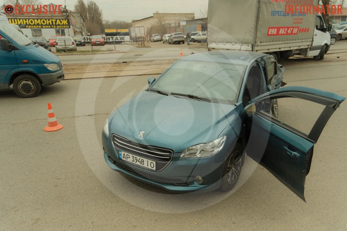 В Днепре на проспекте Богдана Хмельницкого возле авторынка столкнулись Mercedes и Peugeot: есть пострадавшие, трамваи заблокированы 9