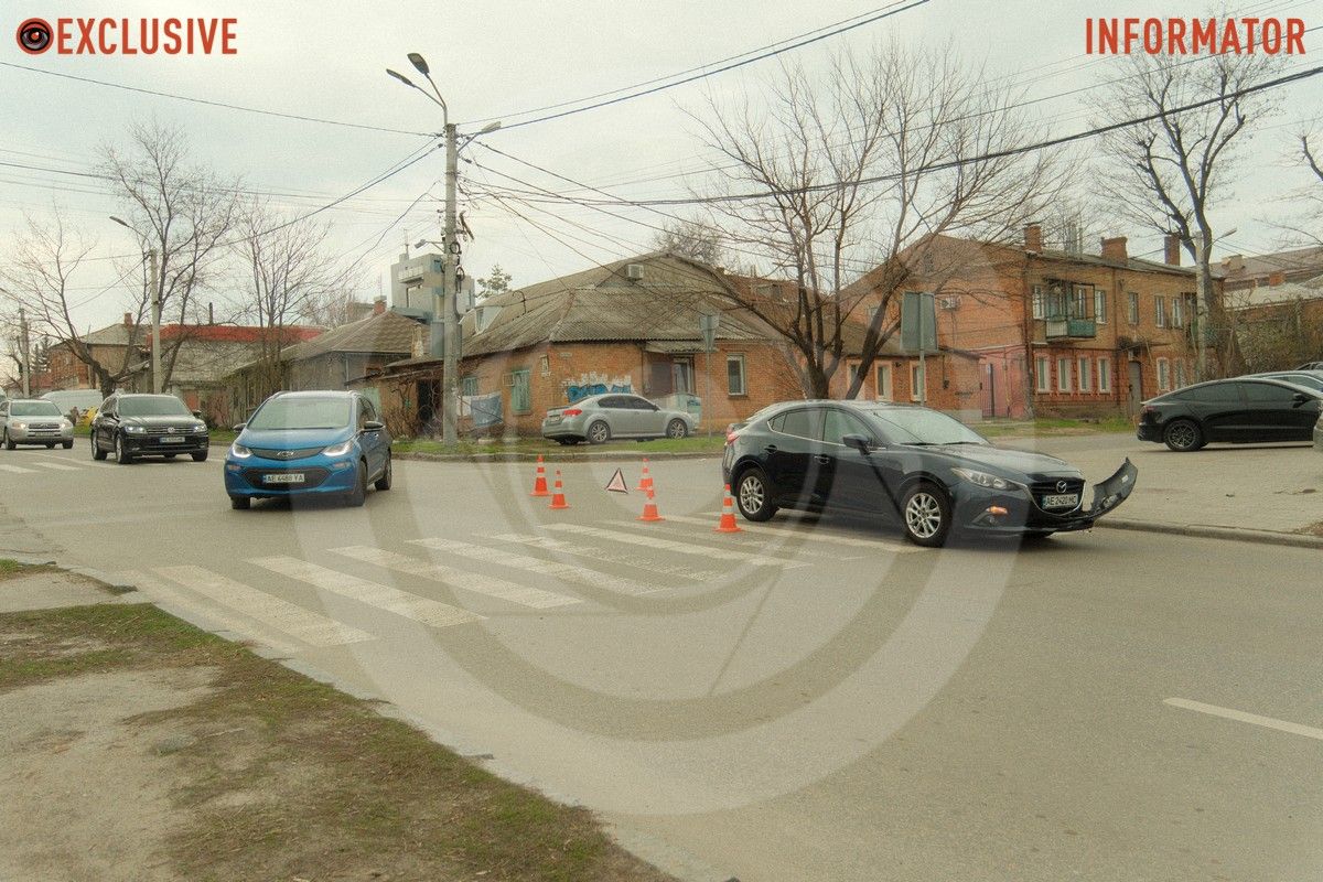 ДТП на улице Сечевых Стрельцов в Днепре В Днепре на Сечевых Стрельцов после столкновения с Mazda Toyota врезалась в стену дома.