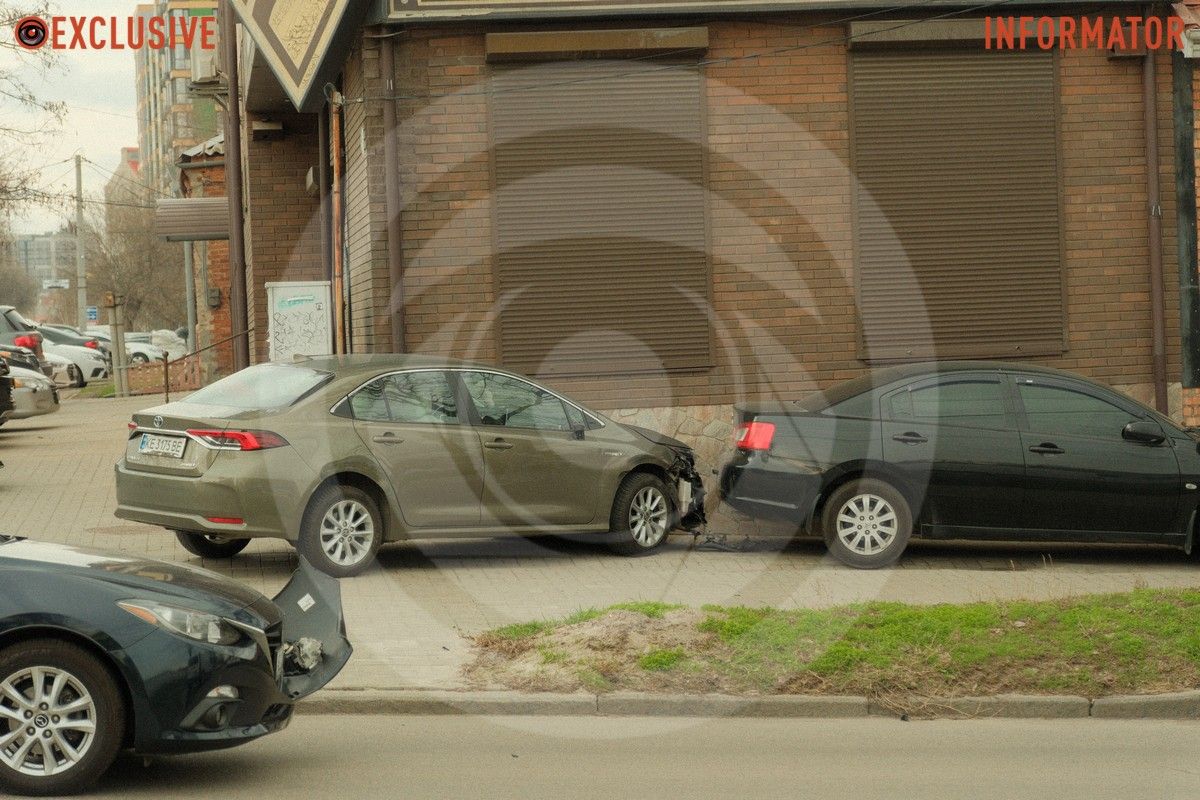 По состоянию на 12.15 на месте работают патрульные полицейские. В Днепре на Сечевых Стрельцов после столкновения с Mazda Toyota врезалась в стену дома 7