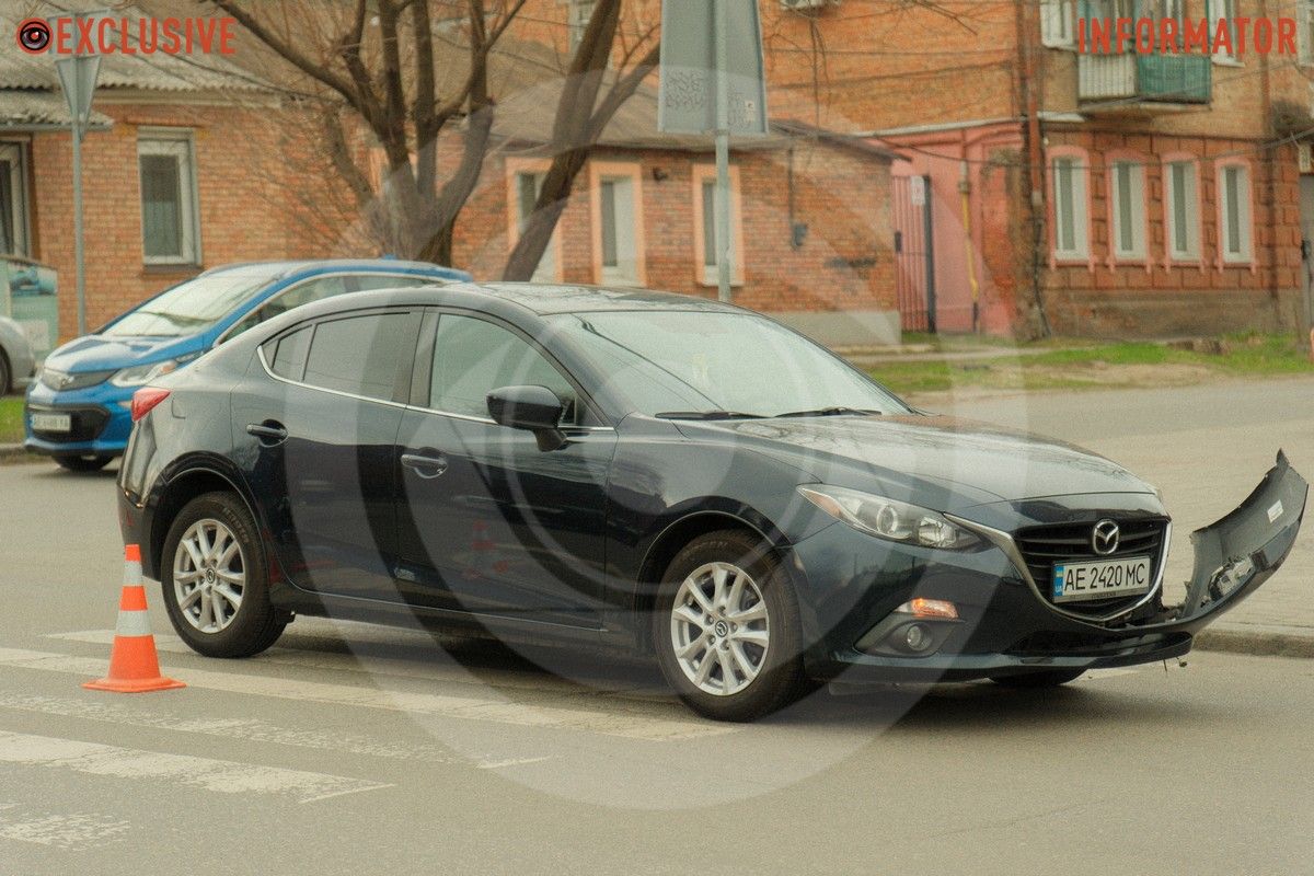 Движение не усложнено, пробки нет В Днепре на Сечевых Стрельцов после столкновения с Mazda Toyota врезалась в стену дома 6