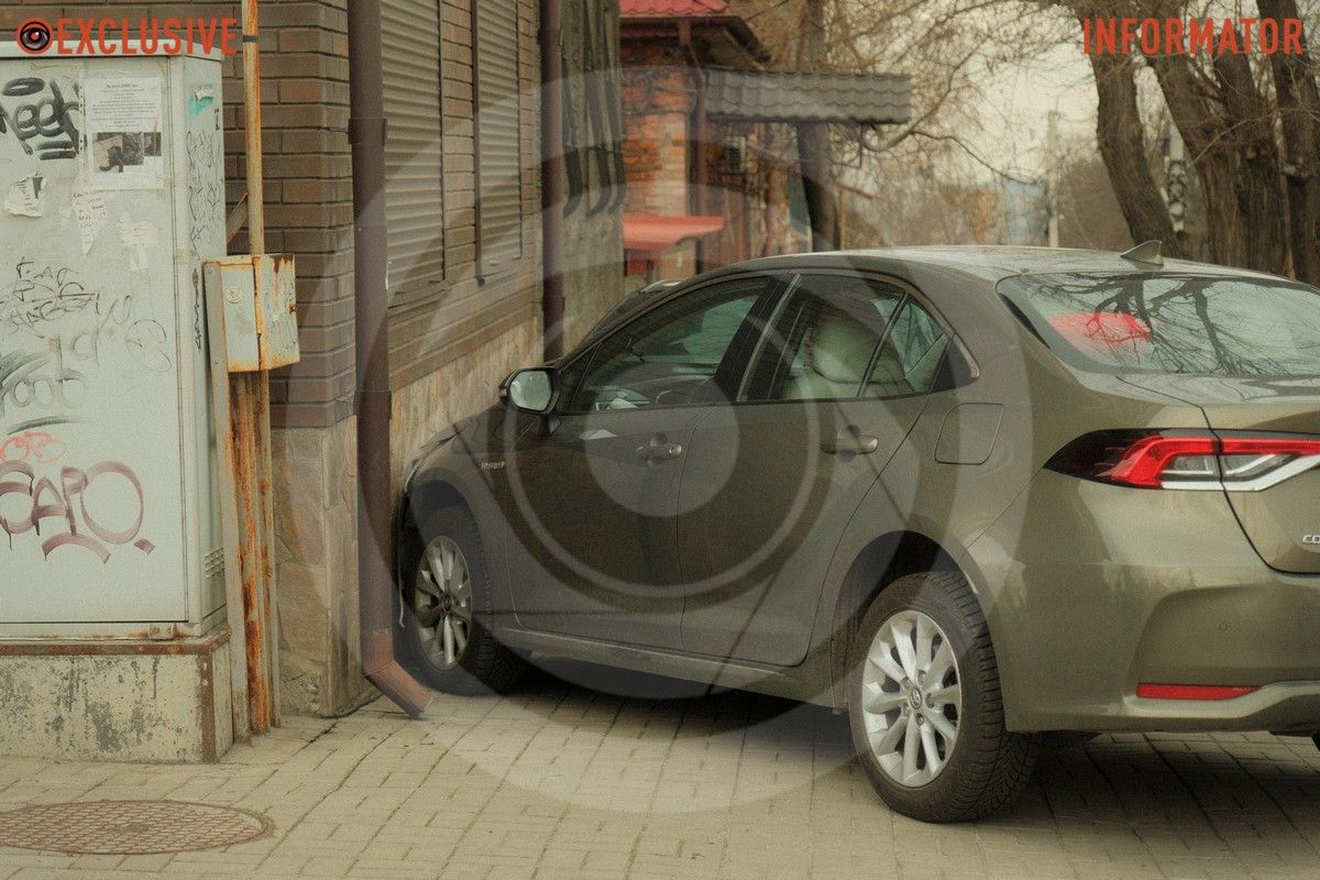 Toyota въехала в стену дома, в котором расположен магазин «Аквасервис» В Днепре на Сечевых Стрельцов после столкновения с Mazda Toyota врезалась в стену дома 10