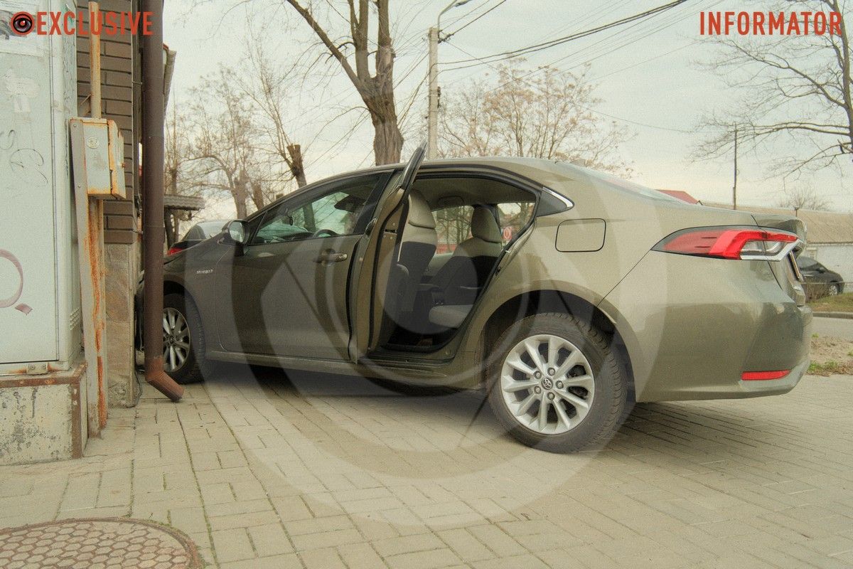 Toyota врезалась в стену дома В Днепре на Сечевых Стрельцов после столкновения с Mazda Toyota врезалась в стену дома.