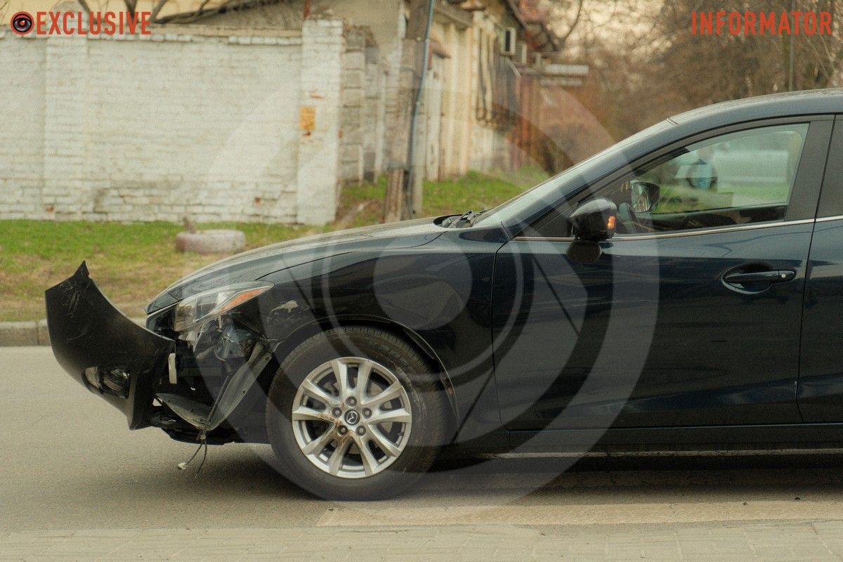 Предварительно обошлось без пострадавших В Днепре на Сечевых Стрельцов после столкновения с Mazda Toyota врезалась в стену дома.