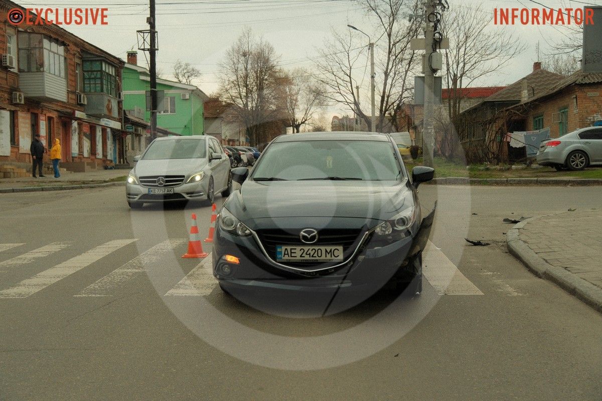 Столкнулись Mazda и Toyota В Днепре на Сечевых Стрельцов после столкновения с Mazda Toyota врезалась в стену дома 3