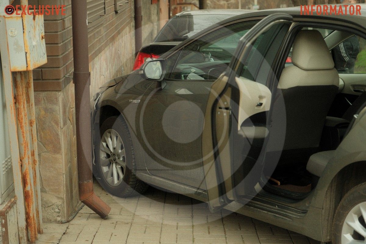 Район перекрестка перекрестка с улицей Василия Вышиванного (ранее – Светлова) В Днепре на Сечевых Стрельцов после столкновения с Mazda Toyota врезалась в стену дома 2