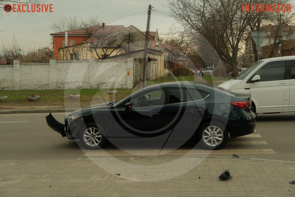В Днепре на Сечевых Стрельцах столкнулись Mazda и Toyota В Днепре на Сечевых Стрельцов после столкновения с Mazda Toyota врезалась в стену дома 9
