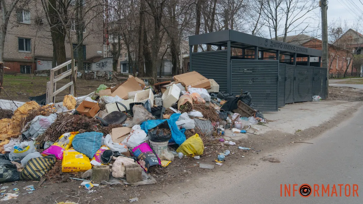 У Дніпрі на Січових Стрільців з’явилися захисні бокси для сміття: як вони виконують свої функції