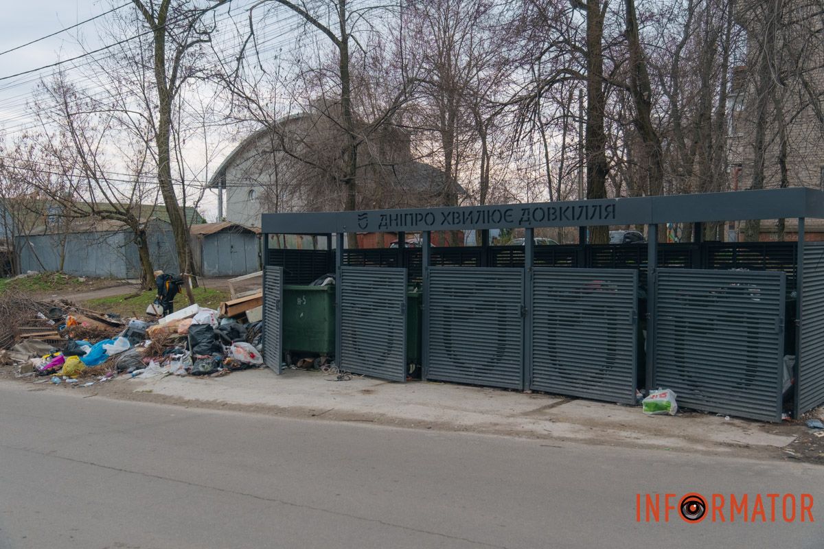 У Дніпрі на Січових Стрільців з’явилися захисні бокси для сміття: як вони виконують свої функції 9