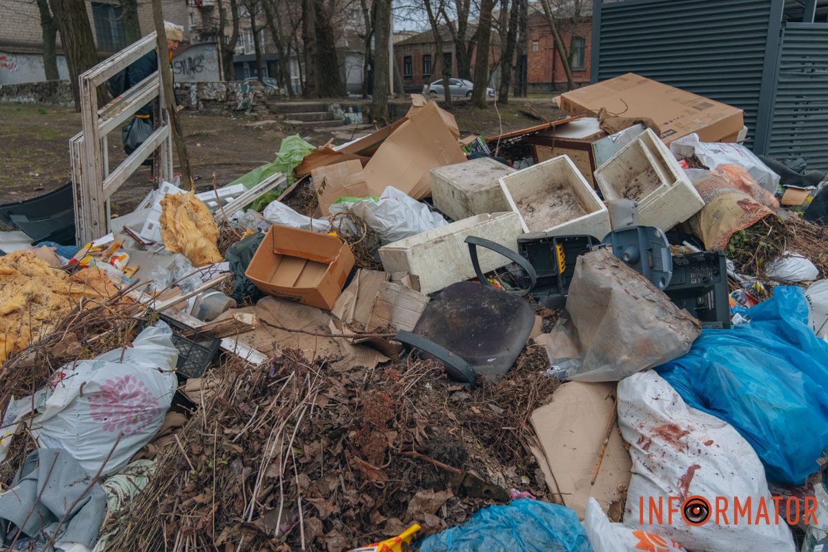 У Дніпрі на Січових Стрільців з’явилися захисні бокси для сміття: як вони виконують свої функції 5