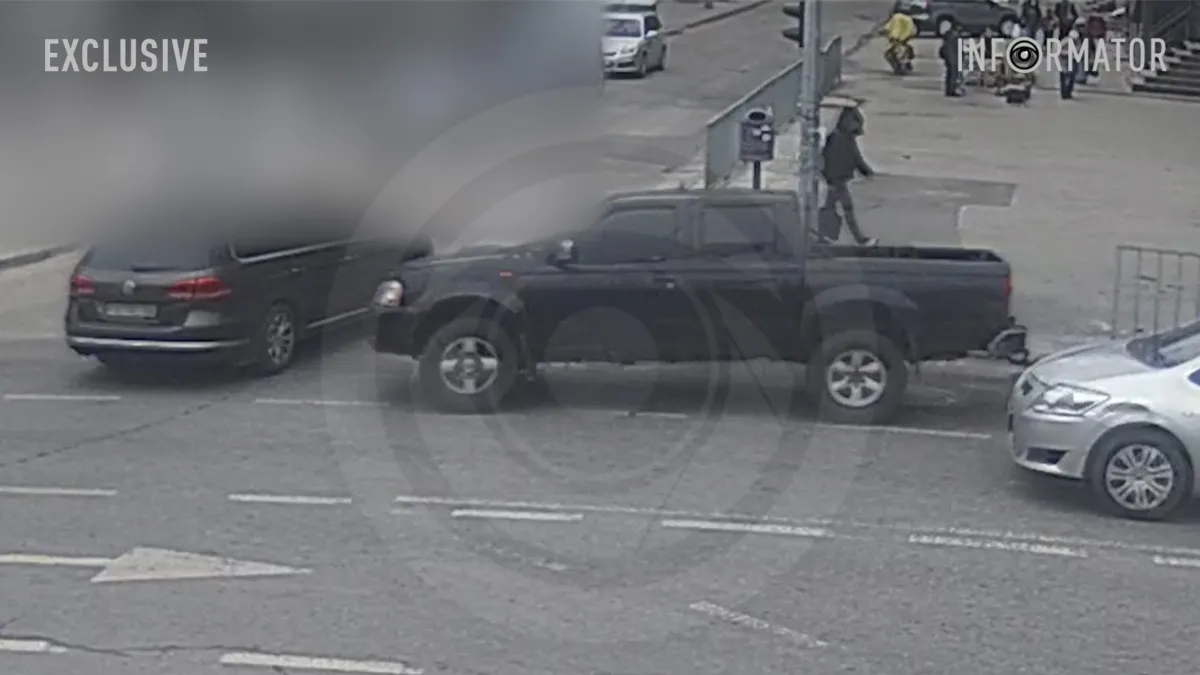 Відео моменту: у Дніпрі на вулиці Незалежності Nissan врізався у Volkswagen, автівку відкинуло на тротуар