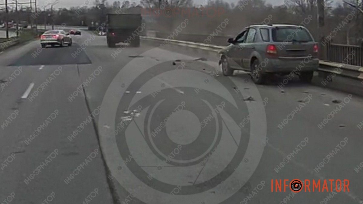 У Дніпрі на Кайдацькому мосту водій KIA «грав в шашечки» та влетів у вантажівку: відео моменту ДТП