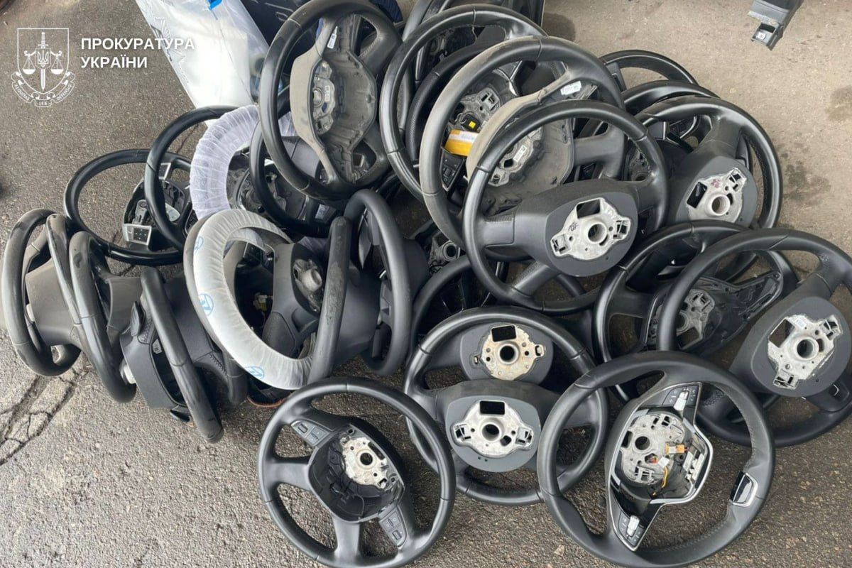 Они угоняли с машин фары, зеркала, капоты, радары систем и другие детали в разных районах города Они угоняли с машин фары, зеркала, капоты, радары систем и другие детали в разных районах города