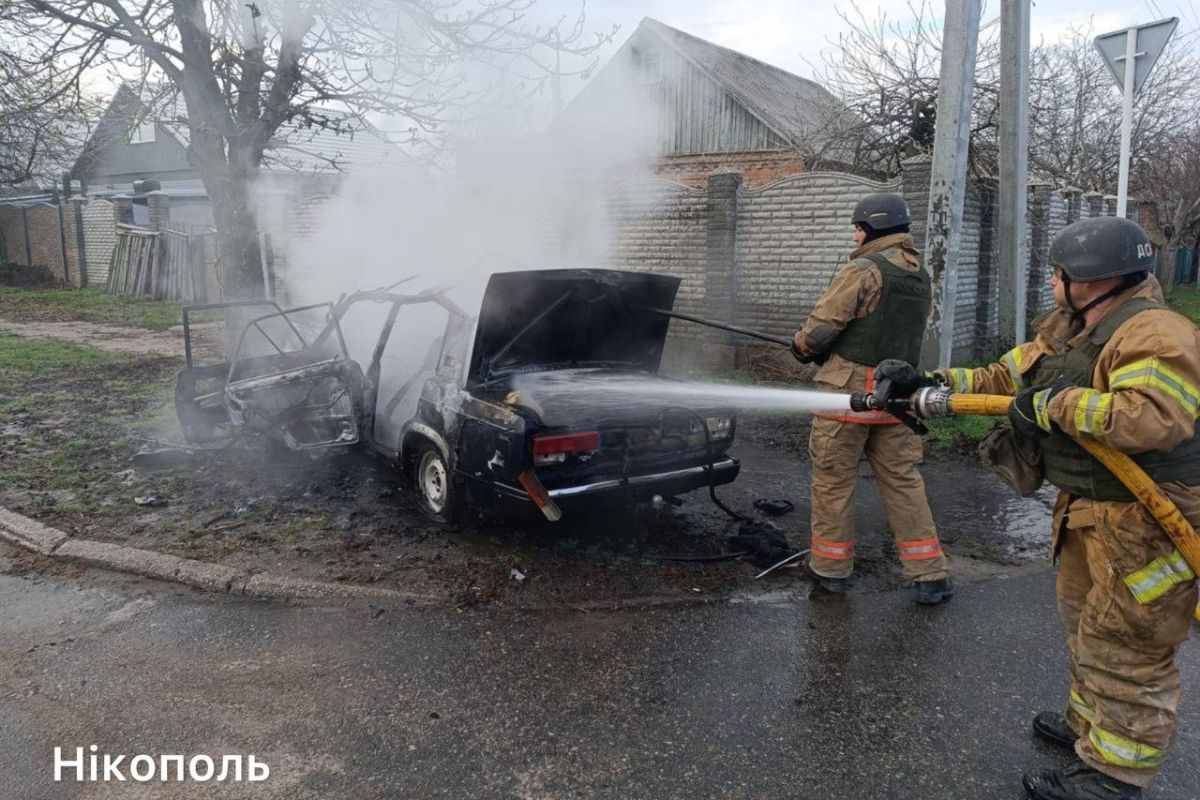Наслідки ранкового удару по цивільній автівці у Нікополі