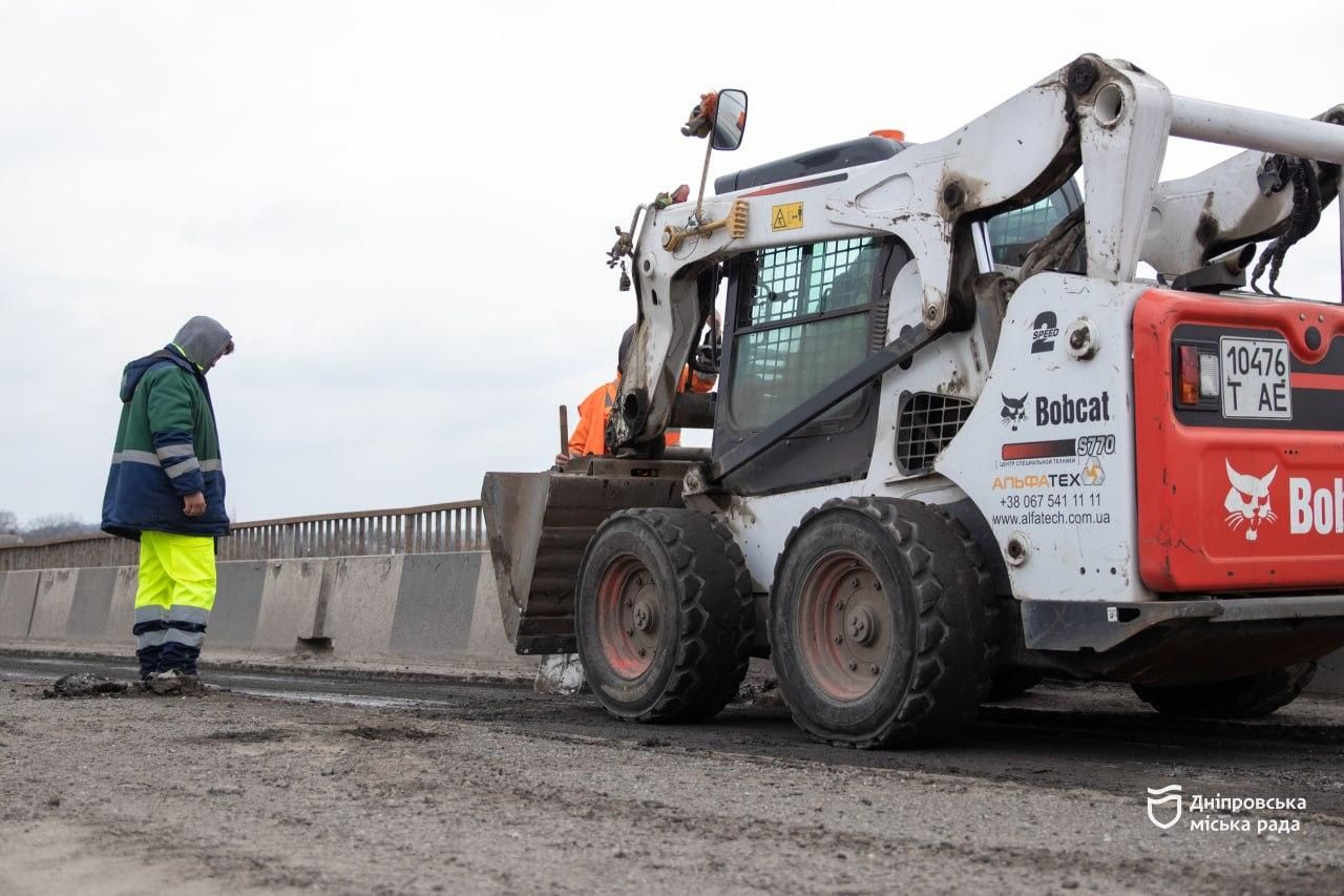 Першочергово увагу приділяють мостам, шляхопроводам та підходам до них