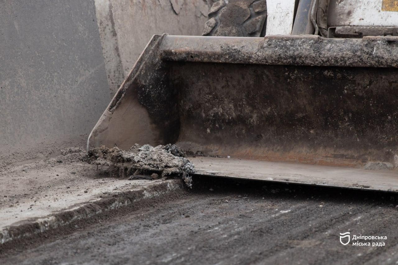 Комунальники вже розпочали роботи з використанням гарячого асфальтобетону