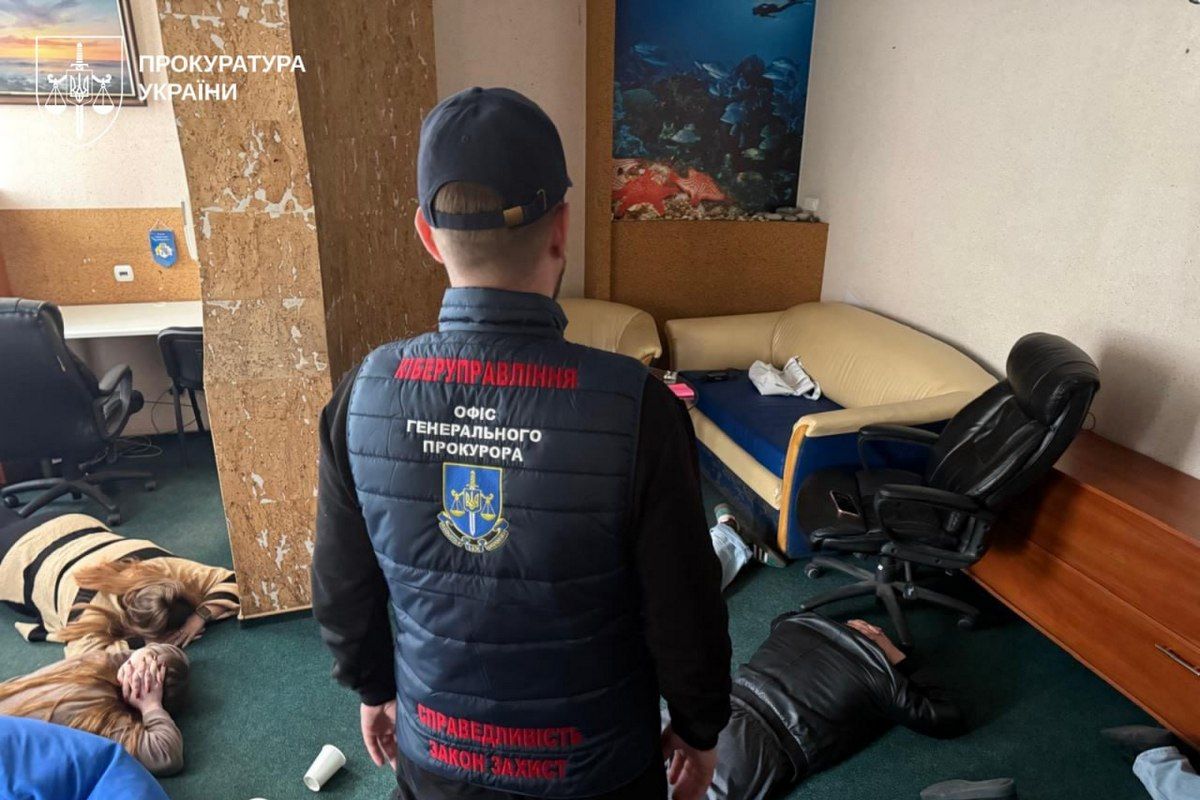 Їх офіси працювали фактично як режимні об’єкти