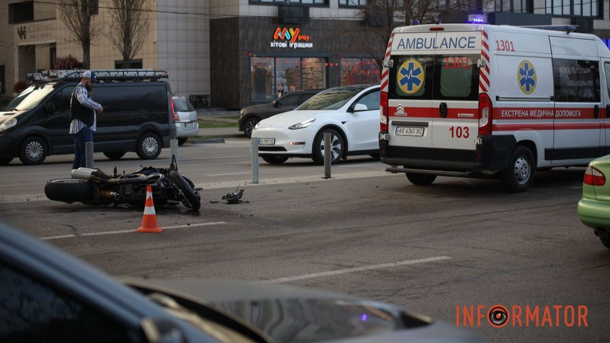У Дніпрі на Набережній Перемоги вантажівка зіштовхнулась з мотоциклістом: водій двоколісного постраждав
