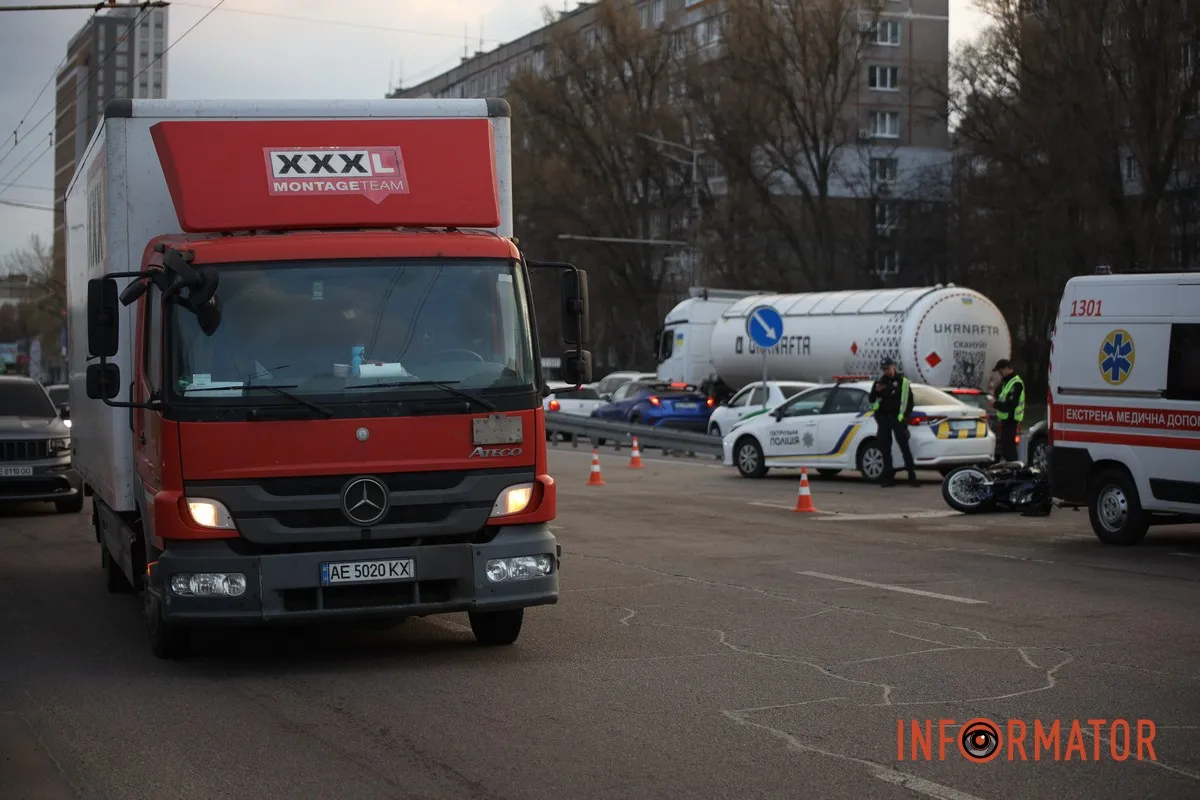 Там зіштовхнулись мотоцикліст та вантажівка