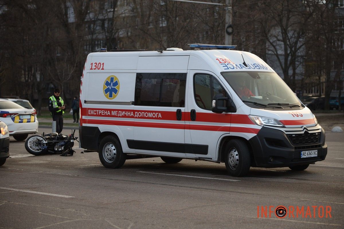 Зайняті крайні права та ліва смуги в напрямку центру